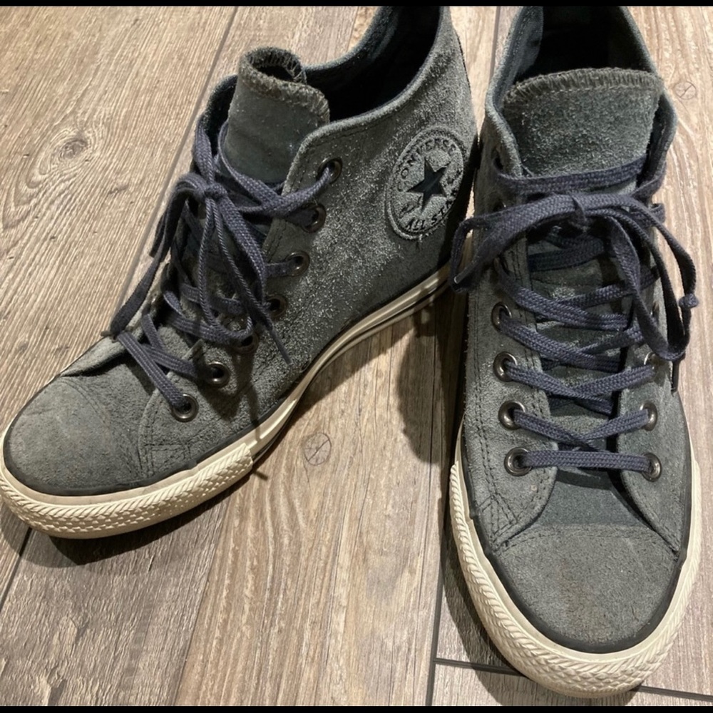 Womans Size 8 converse